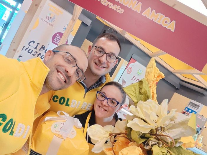 Addetti del Mercato Contadino con le proposte take away per Pasqua e Pasquetta Addetti del Mercato Contadino con le proposte take away per Pasqua e Pasquetta