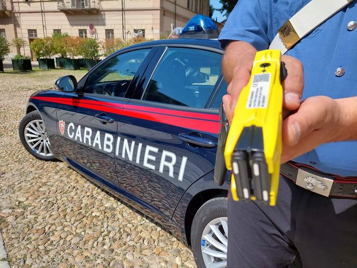 Minacciava mamma e sorella con un coltello, fermato ricorrendo all'uso del taser