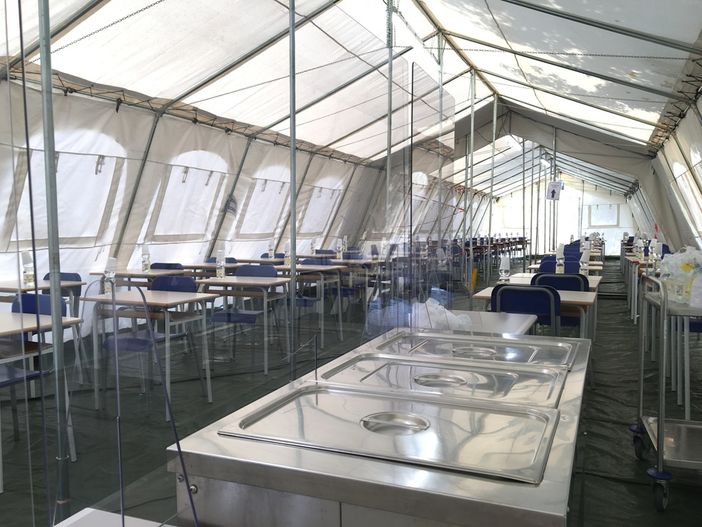 La tensostruttura allestita come mensa scolastica per la scuola primaria di Villafranca d'Asti