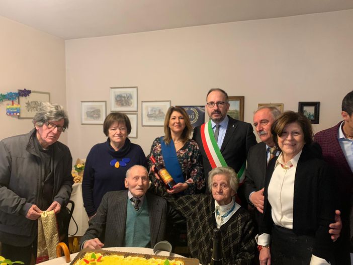 Il centenario Dino con la moglie Emma, familiari e autorità