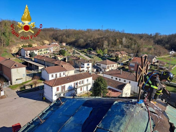 Intervento dei vigili del fuoco, a 25 metri da terra, per bonificare il tetto di un campanile Intervento dei vigili del fuoco, a 25 metri da terra, per bonificare il tetto di un campanile