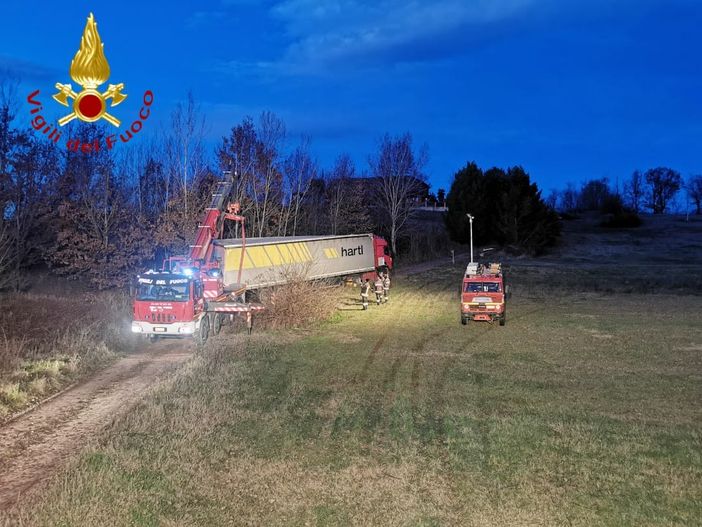 Due immagini relative il recupero del mezzo pesante rimasto impantanato