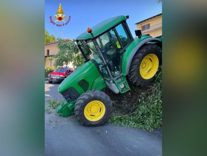 Maranzana: trattore parcheggiato in un cortile finisce con il muso su una strada pubblica due metri più sotto Maranzana: trattore parcheggiato in un cortile finisce con il muso su una strada pubblica due metri più sotto