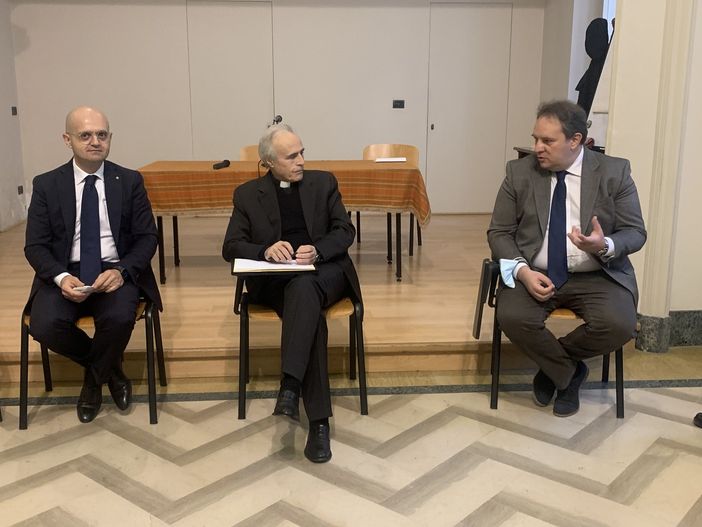 Paolo Porrino (a sinistra) don Antonio Mastrantuono e Simone Solaro durante l’incontro ad Asti.