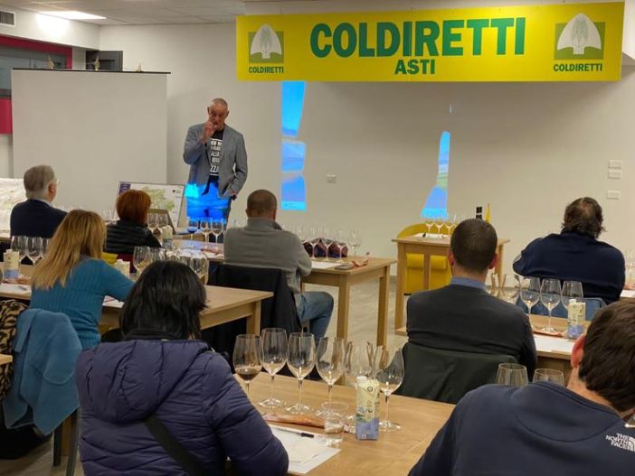 Verticale di sei Nizza docg con il viticoltore Coldiretti Gianluca Morino al Mercato di Campagna Amica Verticale di sei Nizza docg con il viticoltore Coldiretti Gianluca Morino al Mercato di Campagna Amica