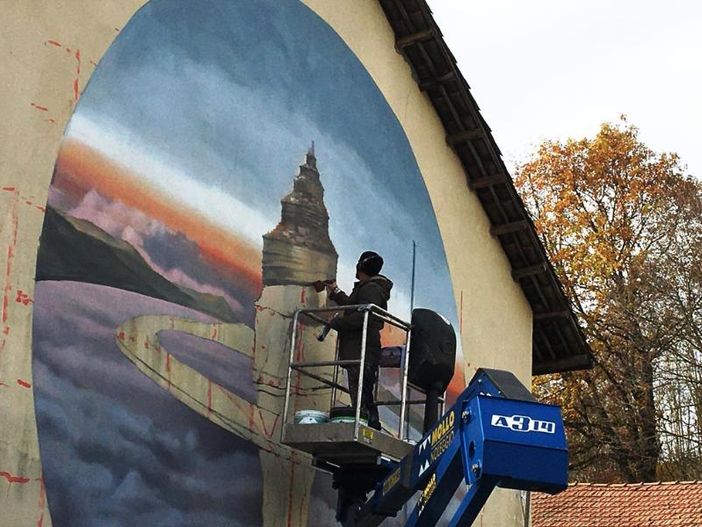 La conchiglia che inneggia al sogno nel murale di Vesod a Monale