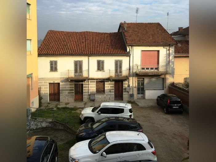 Lo spiazzo antistante il Municipio così com'è ora, con le due case fatiscenti che verranno abbattute