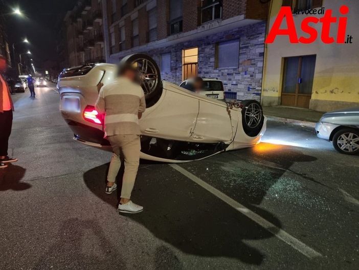 Auto ribaltata, nel cuore della notte, in corso Casale