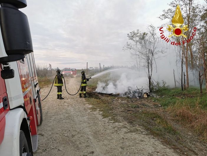 Incendio rifiuti vicino alla tangenziale. Intervento dei Vigili del Fuoco Incendio rifiuti vicino alla tangenziale. Intervento dei Vigili del Fuoco