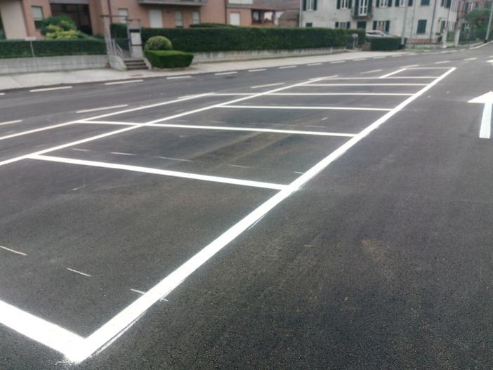 A Motta completati i lavori di asfaltatura della piazza della Stazione. Creati altri 12 parcheggi auto