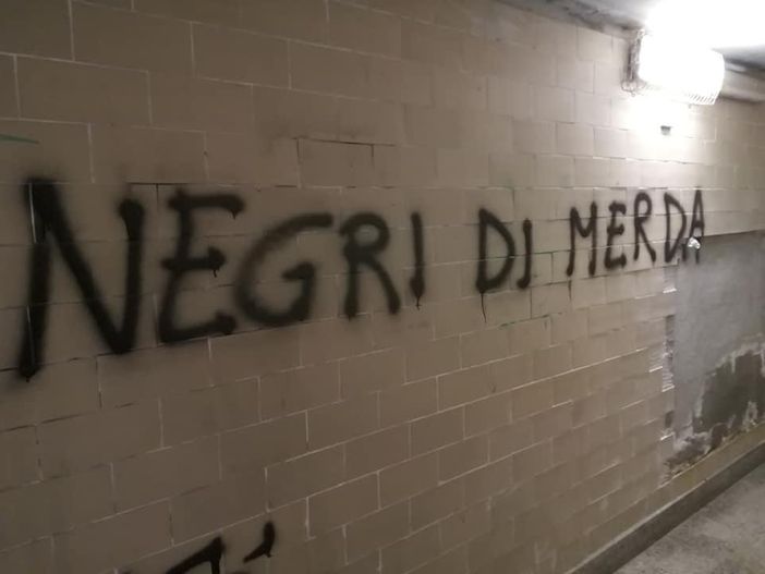 Insulti razzisti scritte muro Villafranca d'Asti