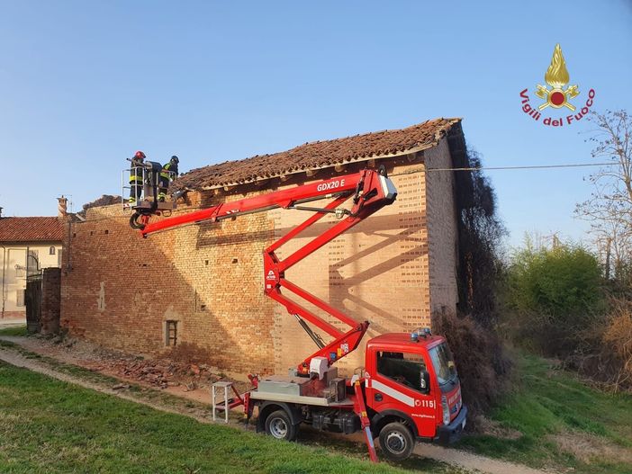 San Damiano, crolla parte del tetto di una casa. Intervengono i vigili del fuoco San Damiano, crolla parte del tetto di una casa. Intervengono i vigili del fuoco