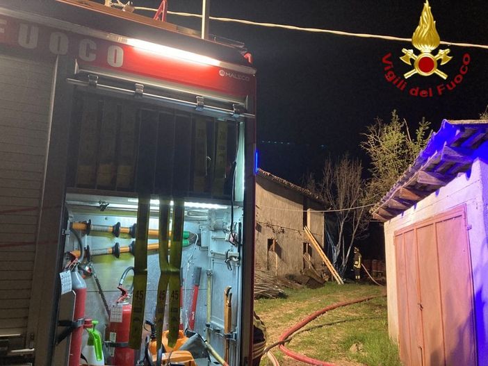 Costigliole: a fuoco il tetto di una cascina disabitata in località Valcioccaro