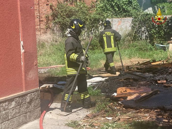 Baldichieri: a fuoco una legnaia. Fiamme domate dai vigili del fuoco