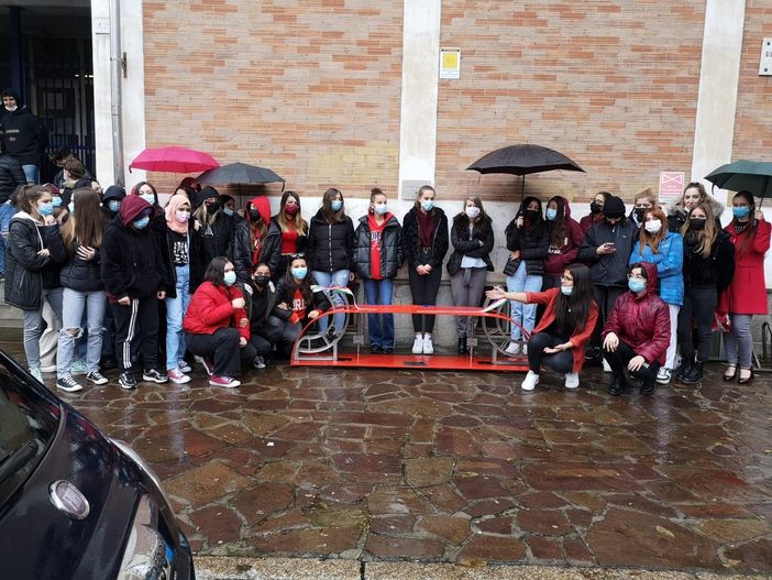 "La strada della violenza si ferma qui": inaugurate due panchine rosse all'Artom di Asti e Canelli (FOTOGALLERY) "La strada della violenza si ferma qui": inaugurate due panchine rosse all'Artom di Asti e Canelli (FOTOGALLERY)