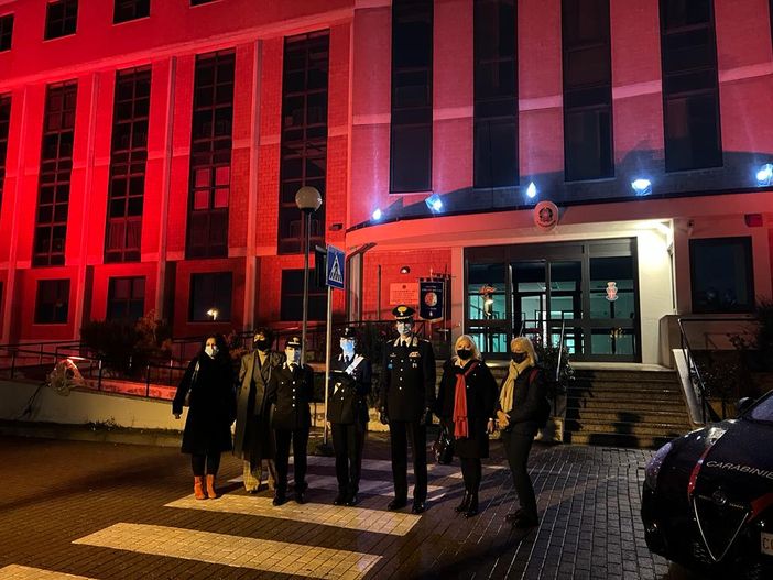 La caserma dei carabinieri si tinge di arancio in occasione della Giornata contro la violenza sulle donne (VIDEO)