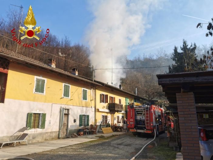 Mombercelli: a fuoco un deposito legna. Lungo intervento dei vigili del fuoco