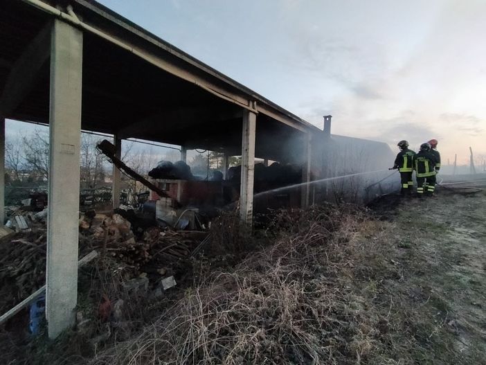 Agliano: grave incendio in un fienile. Salvi gli animali, grazie ai vigili del fuoco