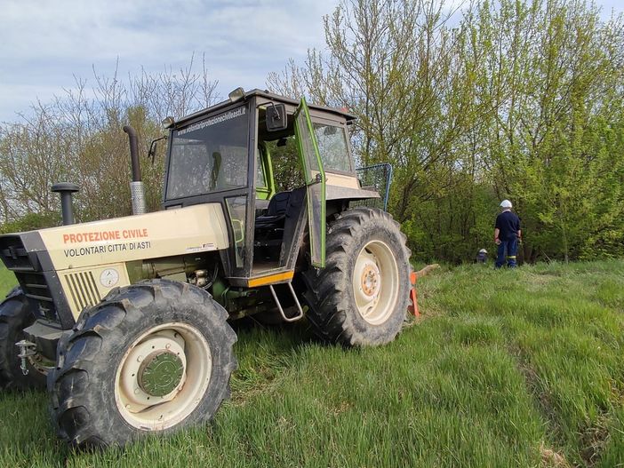 Protezione civile: i volontari hanno rimosso diverse piante sul Versa, che ostacolavano il deflusso dell'acqua