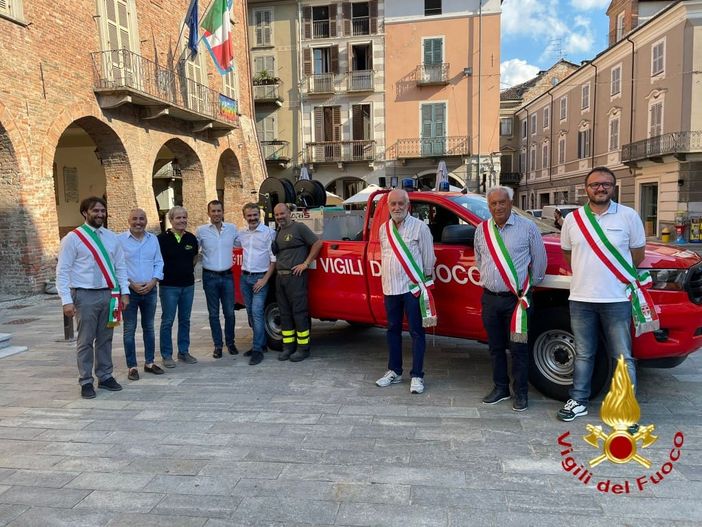 Due immagini (la seconda a fine articolo) inerenti l'inaugurazione del nuovo mezzo dei vigili del fuoco nicesi Due immagini (la seconda a fine articolo) inerenti l'inaugurazione del nuovo mezzo dei vigili del fuoco nicesi