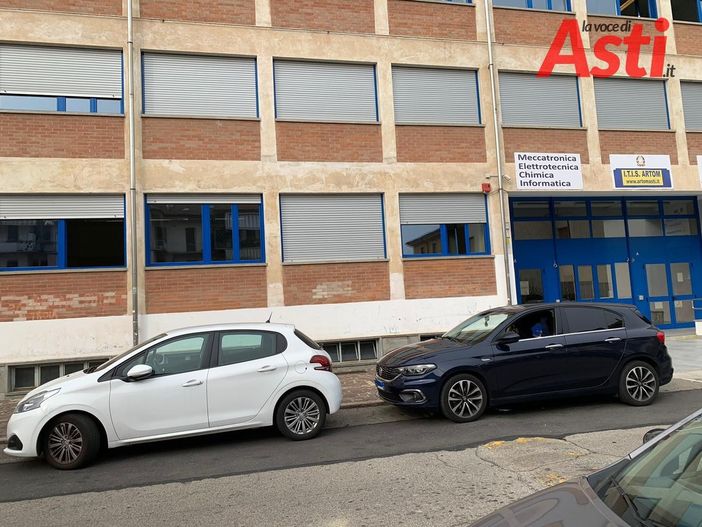 Diffida all'Artom per cartelloni pro mascherine, poi rimossi. Il dirigente: "Avevamo deciso già da tempo di toglierli"