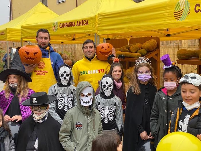 Un'immagine della scorsa edizione dello 'Zucca Day' con bimbi truccati per Halloween e al centro il direttore Coldiretti Asti Diego Furia