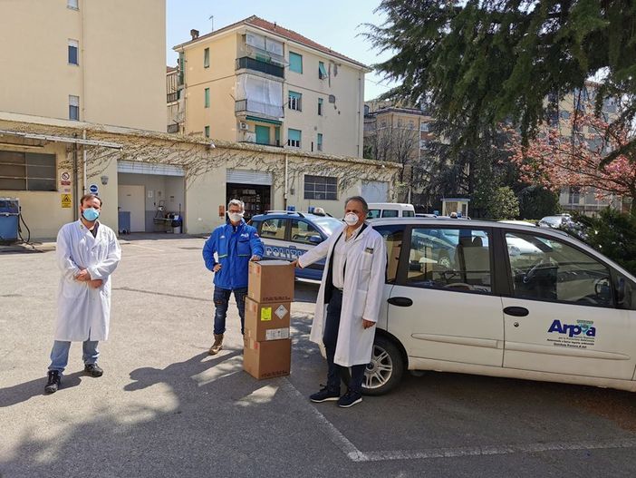 Alla Questura di Asti in dono da Arpa Piemonte gel igienizzante, la farmacia Sanitas ha donato 100 mascherine