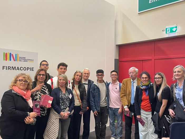 Gli studenti dell’Artom di Canelli “donatori di voce” con un audiolibro che sensibilizza contro la violenza di genere [FOTO]
