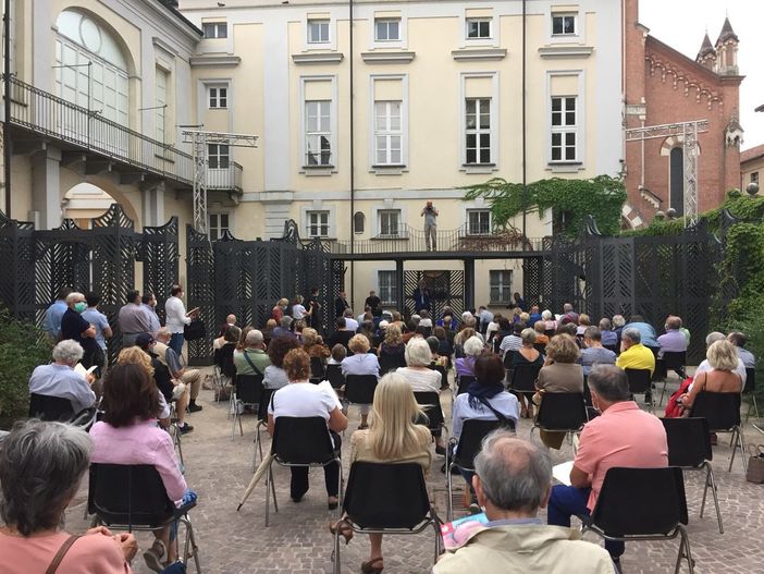 Oggi si è presentata l'edizione speciale di Astigiani, 136 pagine e doppia copertina Oggi si è presentata l'edizione speciale di Astigiani, 136 pagine e doppia copertina