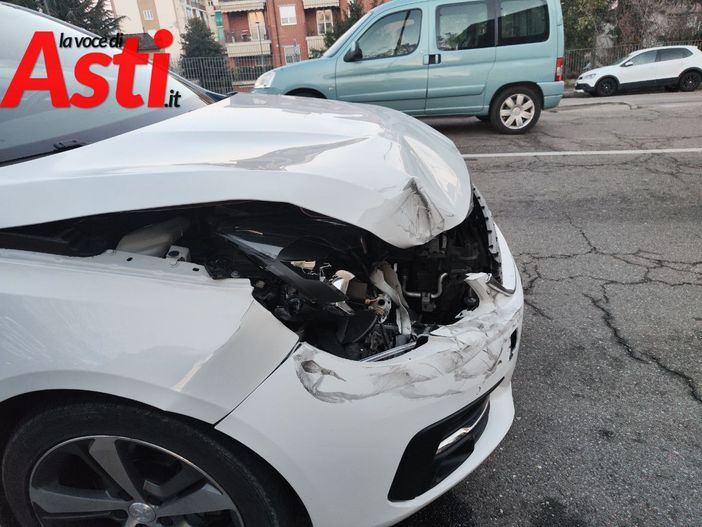 Ferma in macchina all'inizio di corso Savona, viene tamponata violentemente da un' auto