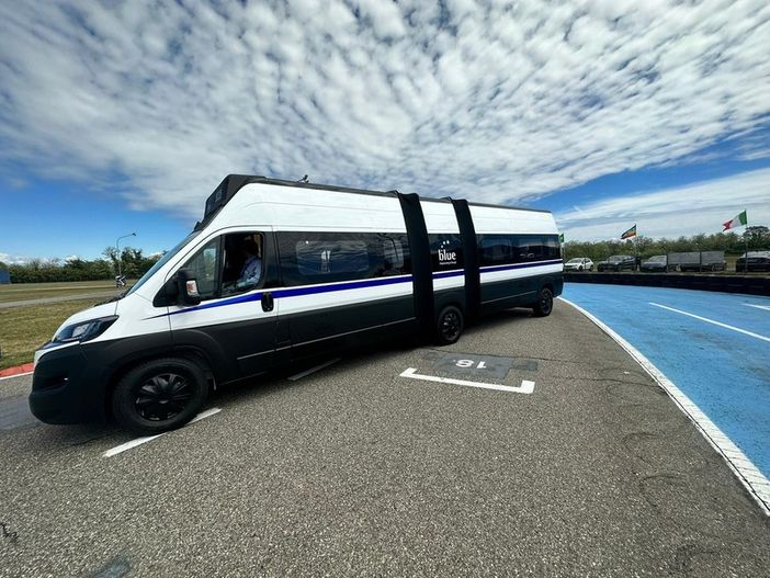 Il bus del futuro viaggia in Piemonte: ecco il primo mezzo al mondo a guida autonoma con ricarica wireless [FOTO]
