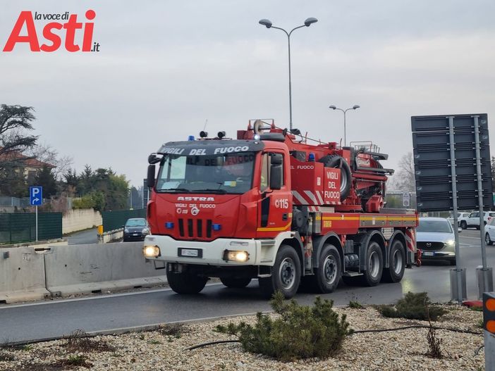 A Valleandona camion carico di legna si ribalta. Disagi per il traffico