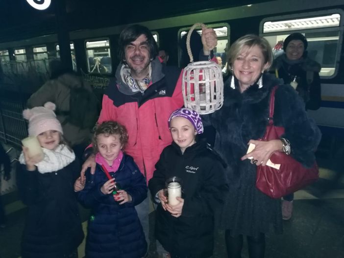 Un gruppo di Bimbisvegli della scuola di Serravalle ad accogliere in stazione ad Asti &quot;la Luce di Betlemme&quot;