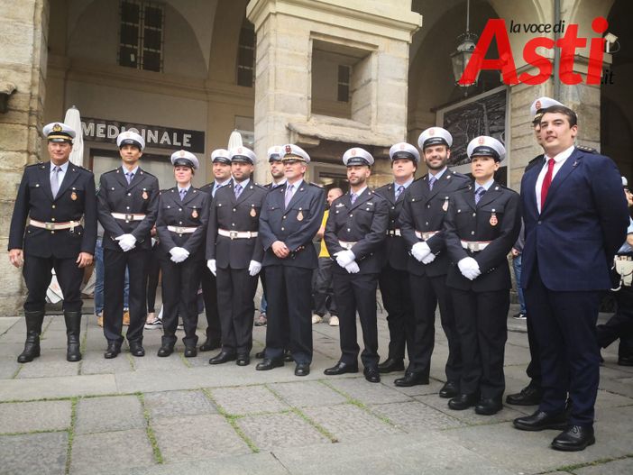 L'assessore Bona e il comandante Saracco con i nuovi vigili L'assessore Bona e il comandante Saracco con i nuovi vigili