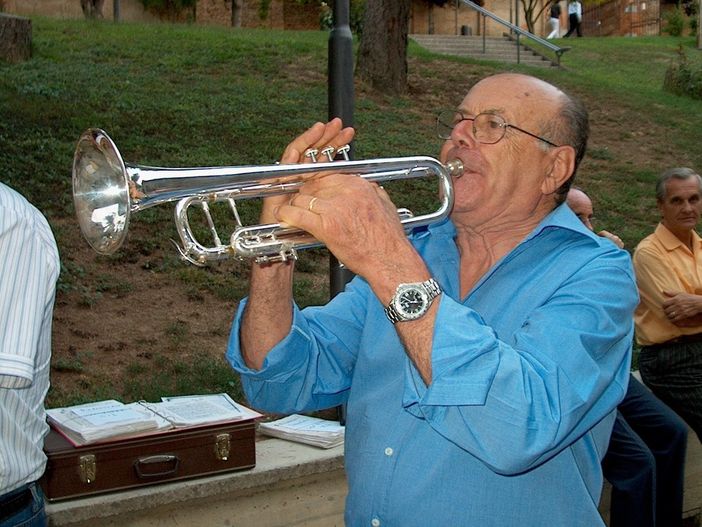Tonco piange Bruno Bezzo, maestro icona della banda "La Bersagliera" Tonco piange Bruno Bezzo, maestro icona della banda "La Bersagliera"