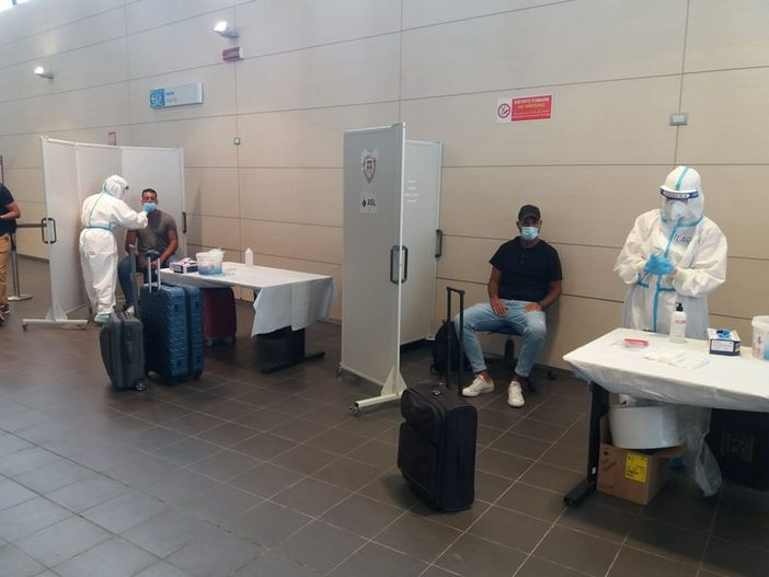 Covid, aperto il presidio per tamponi all'aeroporto di Caselle per chi rientra dall'estero (FOTO)