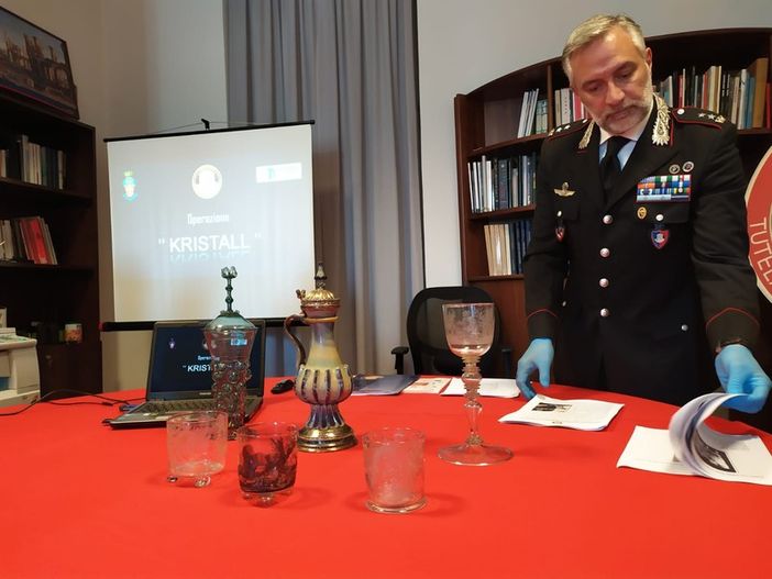 Nell'immagine, risalente al luglio 2020, il comandante del Nucleo torinese dei carabinieri per la Tutela del Patrimonio Culturale con le opere d'arte rinvenute Nell'immagine, risalente al luglio 2020, il comandante del Nucleo torinese dei carabinieri per la Tutela del Patrimonio Culturale con le opere d'arte rinvenute