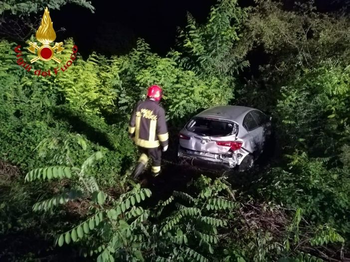 Incidente a Camerano Casasco, auto finisce in una scarpata