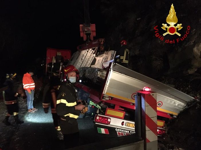 Camion carico di lastre, esce di strada. Necessario l'intervento dell'autogru dei Vigili del Fuoco Camion carico di lastre, esce di strada. Necessario l'intervento dell'autogru dei Vigili del Fuoco