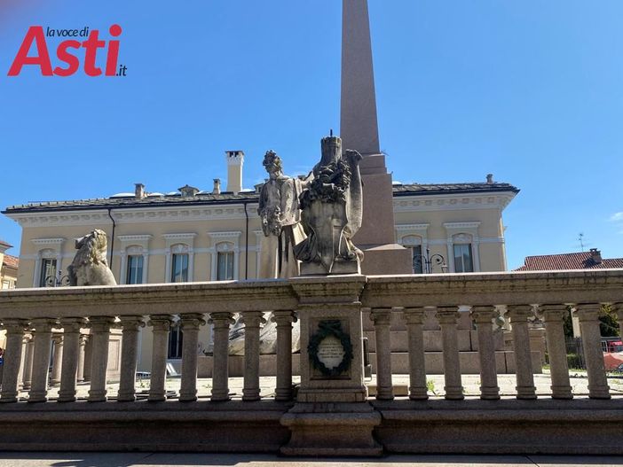 Danneggiamenti al monumento di piazza Roma: i responsabili individuati dalle telecamere Danneggiamenti al monumento di piazza Roma: i responsabili individuati dalle telecamere