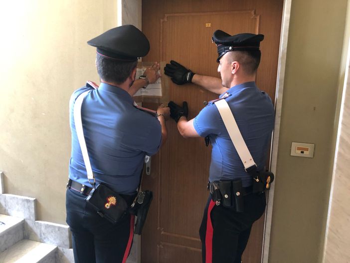 Accoltellò un uomo nel quartiere Praia di Asti ferendolo gravemente al volto. Arrestato e il suo appartamento sequestrato per accertamenti Accoltellò un uomo nel quartiere Praia di Asti ferendolo gravemente al volto. Arrestato e il suo appartamento sequestrato per accertamenti