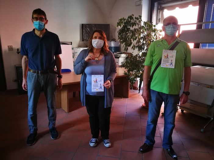 "Per favore ci aiutate a mantenere le distanze? Grazie". In distribuzione i cartellini per aiutare a sensibilizzare gli astigiani