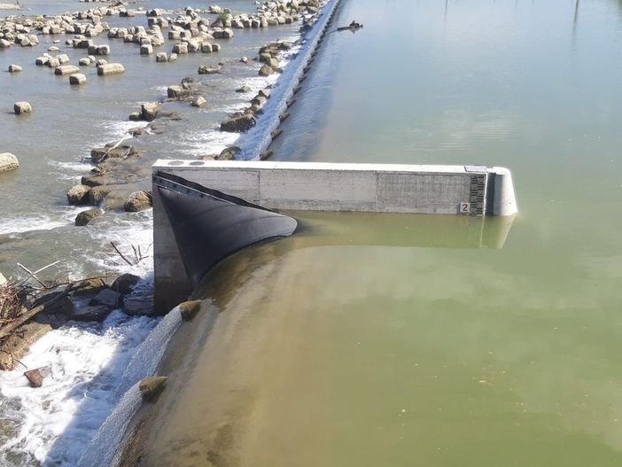 Angela Quaglia (CambiAmo Asti) dopo un sopralluogo a Tanaro nei pressi della centrale idroelettrica: "Troppo facile scendere e blocchi formano pericolose piattaforme"