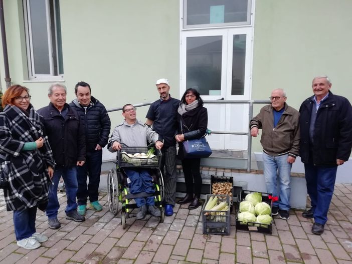 Una bagna cauda solidale grazie ai ragazzi del Centro diurno Santo Spirito e i volontari degli Orti Torretta Una bagna cauda solidale grazie ai ragazzi del Centro diurno Santo Spirito e i volontari degli Orti Torretta