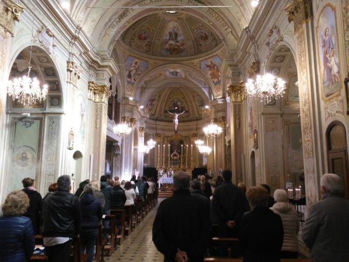 La chiesa di San Biagio di Castelnuovo Belbo torna a splendere con nuovi lampadari La chiesa di San Biagio di Castelnuovo Belbo torna a splendere con nuovi lampadari
