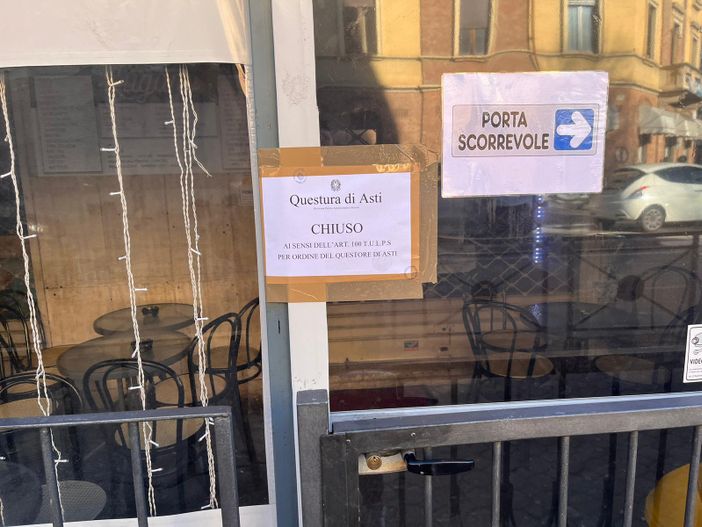 Le immagini, forniteci dal titolare, che documentano la chiusura del bar e le vetrate sfasciate Le immagini, forniteci dal titolare, che documentano la chiusura del bar e le vetrate sfasciate