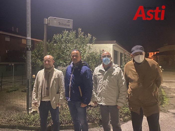 Il comitato, fuori dalla sede di via Trilussa Il comitato, fuori dalla sede di via Trilussa