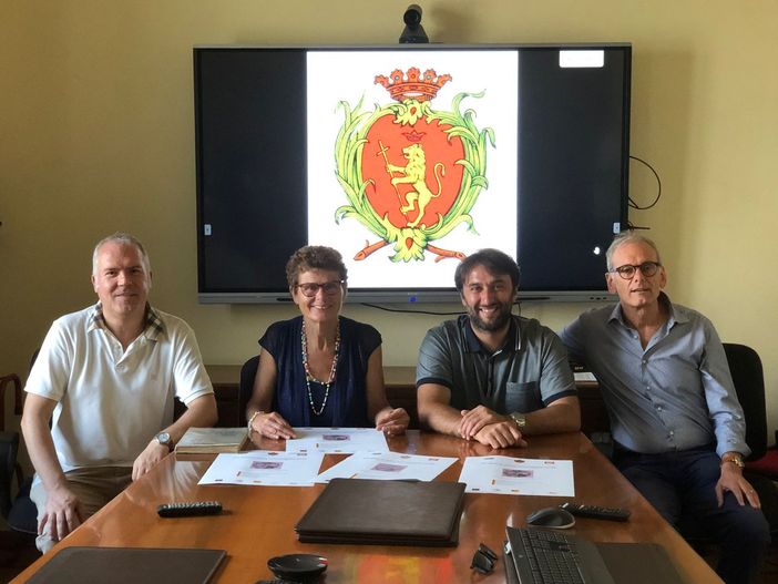 Il consigliere comunale con delega alla Promozione del Territorio Maurizio Martino, l'assessore alla Cultura Ausilia Quaglia, il sindaco della città di Nizza Monferrato Simone Nosenzo e il presidente dell'Erca Teresio Alberto