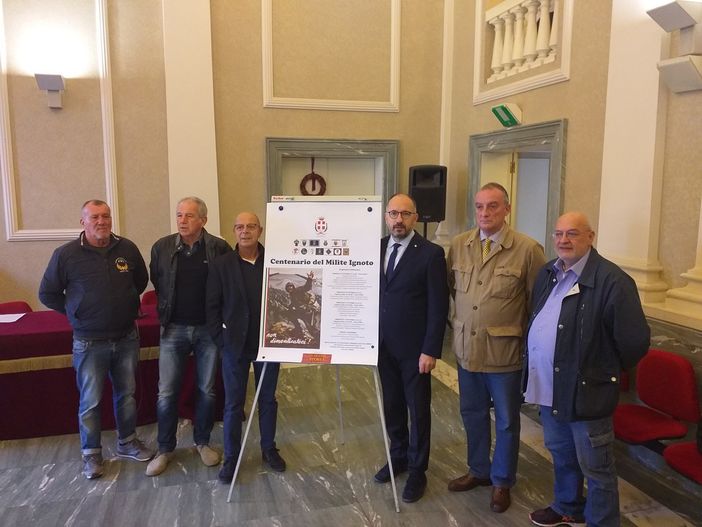 Nella foto, a partire da sinistra: Daniele Zanetti dell'Associazione Paracadutisti, il giornalista Vanni Cornero, l'assessore Gianfranco Imerito, il sindaco Maurizio Rasero, il presidente dell'Istituto del Nastro Azzurro Marco Montagnani e Dogliano Penso dell'Associazione Artiglieri