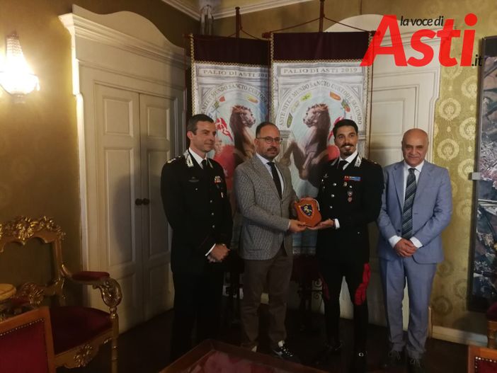 La consegna del Crest al sindaco Rasero. Ten Col. Breda, Rasero, Ten Cataldo, Boccia